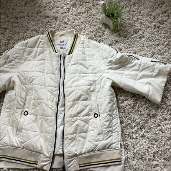 Onlinyete Cream quilted bomber jacket with gold and navy details - Picture 6 of 8